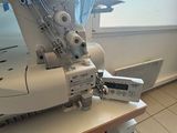 une machine à coudre posée sur une table