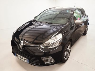 La voiture noire est garée dans une pièce blanche au sol blanc.