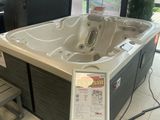 un jacuzzi installé au milieu d'une pièce
