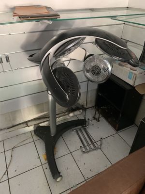 une vitrine en verre équipée d'un ventilateur, dans une cuisine