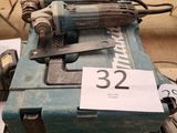 une petite machine posée sur une table