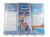 On voit ici deux bannières enroulables destinées à une salle de jeux pour enfants.