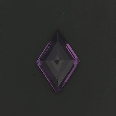 une image représentant un diamant violet sur fond noir