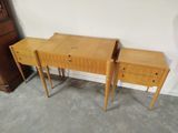 deux bureaux en bois avec des tiroirs et une armoire dans une pièce