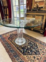 Table de salle à manger, le plateau rond en verre reposant s…