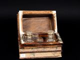 une petite boîte en bois contenant une paire de lunettes