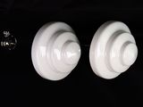 deux boutons blancs posés sur une surface noire
