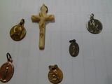 une croix, une médaille, une médaille, une médaille et une médaille sur une feuille de papier