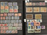 de nombreux timbres différents sur les pages d'un livre