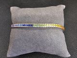 un gros plan d'un oreiller sur lequel est posé un bracelet