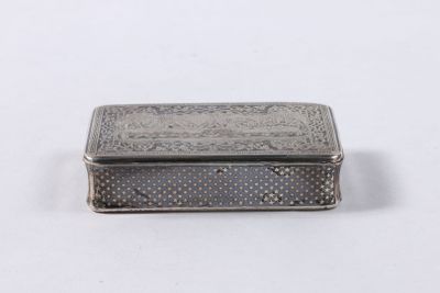 une vieille boîte en argent ornée d'un motif à pois