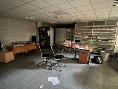 une pièce avec un bureau et une chaise