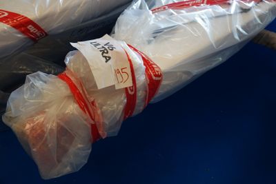 deux sacs de pain emballés dans du plastique, posés sur une surface bleue
