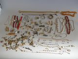 de nombreux types de colliers et de bracelets sur la table