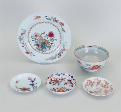 trois assiettes en porcelaine chinoise, ainsi qu'un bol et une soucoupe