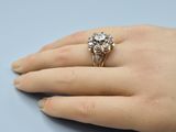 une image représentant la main d'une femme portant une bague en diamant