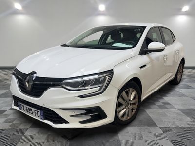 la voiture blanche est garée sur un carrelage à carreaux