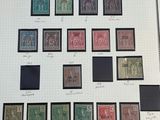 une vaste collection de timbres provenant de différents pays, rassemblée sur une feuille de papier