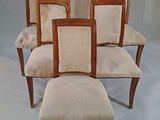 six chaises à assise rembourrée et un repose-pieds