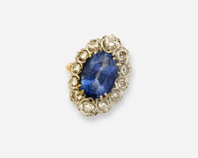 une bague en saphir et diamant