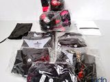 de nombreux sacs de vêtements posés sur une table blanche