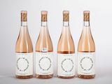 trois bouteilles de vin rosé posées les unes à côté des autres sur une table