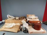 une table sur laquelle se trouvent de nombreux objets différents