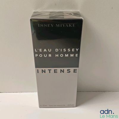 l'image d'un flacon de parfum posé sur une table