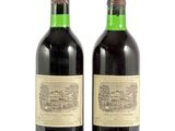 deux bouteilles de vin rouge posées l'une à côté de l'autre sur une surface blanche