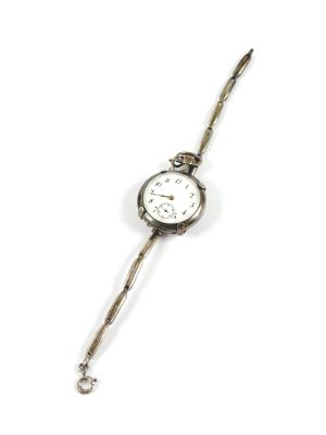 une image représentant une montre-bracelet à laquelle est attachée une chaîne