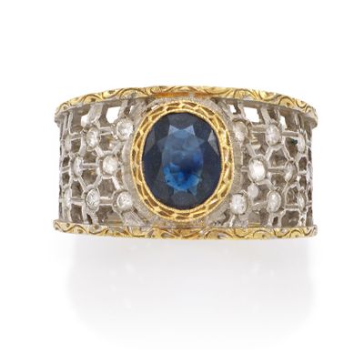 Gros plan sur une bague contenant une pierre bleue
