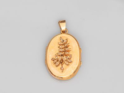 un cadenas doré avec un petit arbre à l'intérieur
