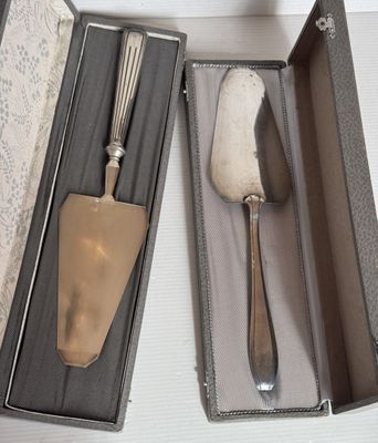 un service d'argenterie dans une boîte, comprenant une cuillère et une fourchette