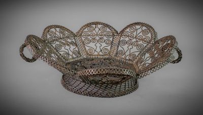 un panier en métal ouvragé, orné d'un motif décoratif