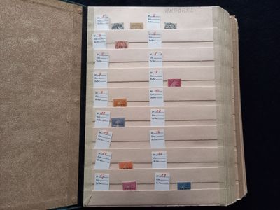 un livre ouvert sur lequel sont collés plusieurs post-it
