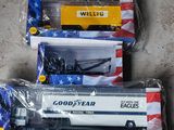trois wagons recouverts de plastique