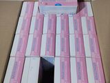de nombreux tubes de dentifrice posés sur un carton