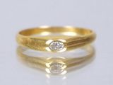 Gros plan sur une bague en or ornée d'un diamant