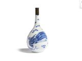 un vase bleu et blanc orné d'un dragon