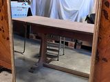 un miroir posé sur le sol devant une commode