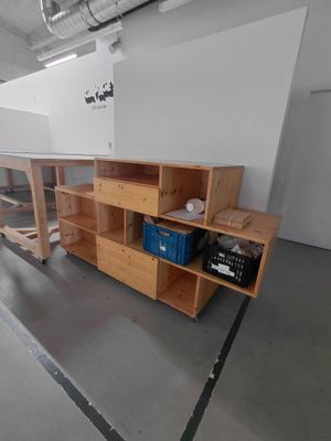 une pièce dans laquelle se trouvent une étagère et une table