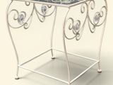 une table en métal avec un plateau en verre sur fond blanc