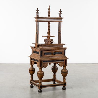 l'image d'une table en bois surmontée d'un miroir