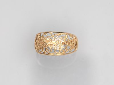 une image représentant une bague en or ornée de fleurs et de feuilles