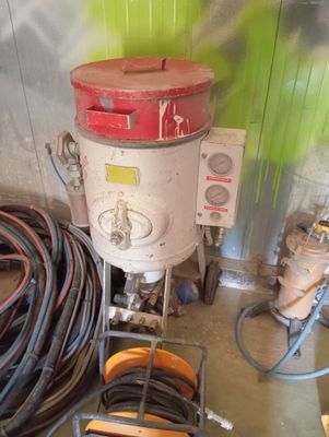 une image représentant une pièce avec de nombreux tuyaux et une machine