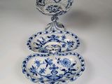 trois assiettes bleues et blanches empilées les unes sur les autres