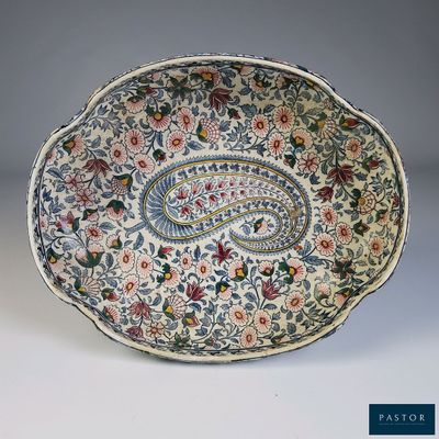 un grand saladier orné d'un motif paisley