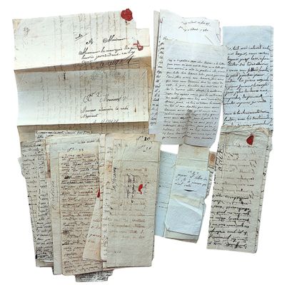 plusieurs morceaux de vieux papier portant des inscriptions, posés sur une surface blanche