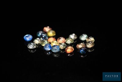 de nombreuses billes de différentes couleurs sur une surface noire