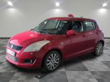 La Suzuki Swifty rouge est garée dans une grande pièce